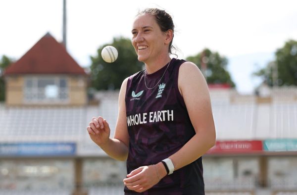 Yorkshire Sign England Bowler Em Arlott from Warwickshire on Three-Year Deal