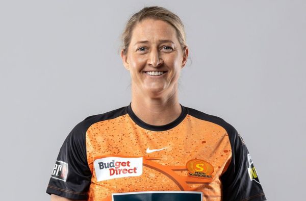Sophie Devine Re-Signs with Perth Scorchers for WBBL 12 on One-Year Deal