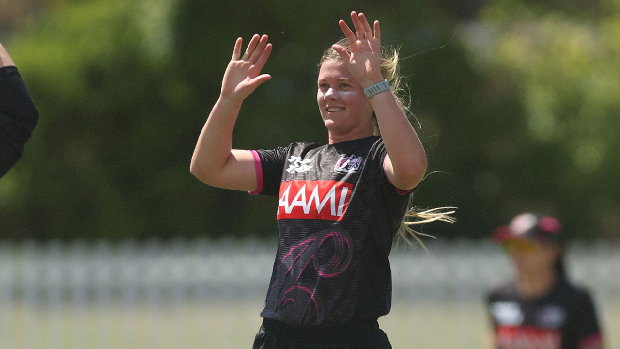 Lauren Cheatle’s 3/25 and 46 Send Sydney Sixers Into Final. PC: X