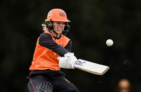 Katie Mack and Mikayla Hinkley Power Perth Scorchers to Comfortable Chase Against Melbourne Renegades