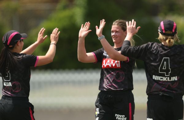Courtney Sippel Takes Three Wickets as Sydney Sixers Bowl Out Brisbane Heat for 90